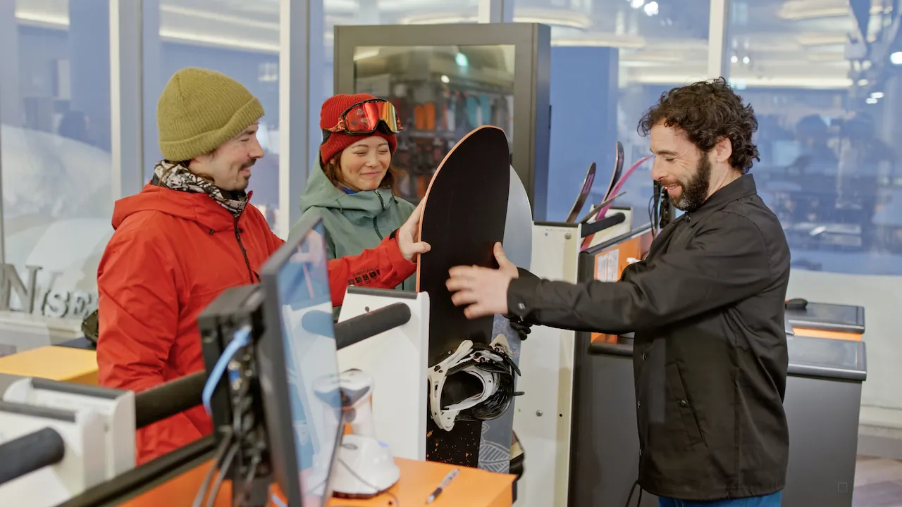 Klienci oddają deskę snowboardową do serwisu
